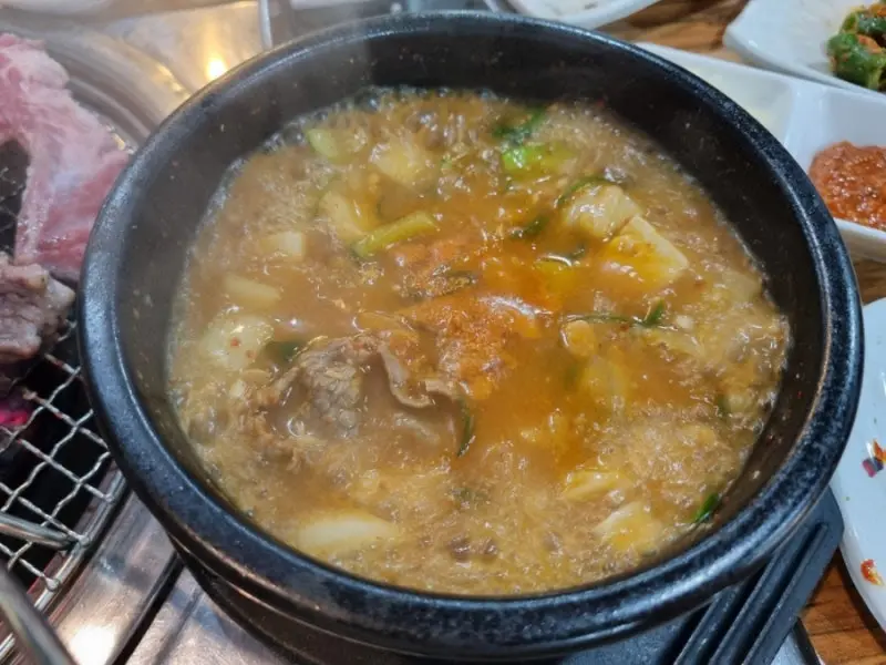 뚝배기에 담겨 보글보글 끓고 있는 된장찌개