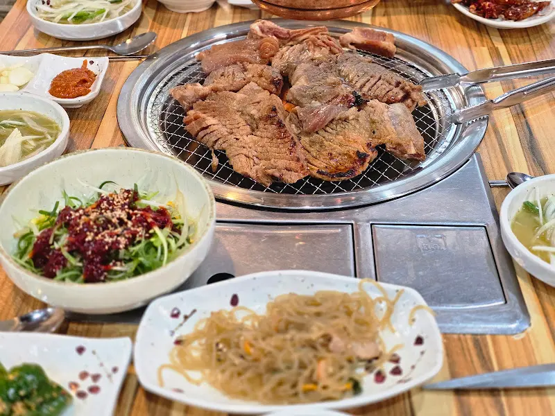 다양한 반찬과 함께 차려진 돼지 생갈비 한 상