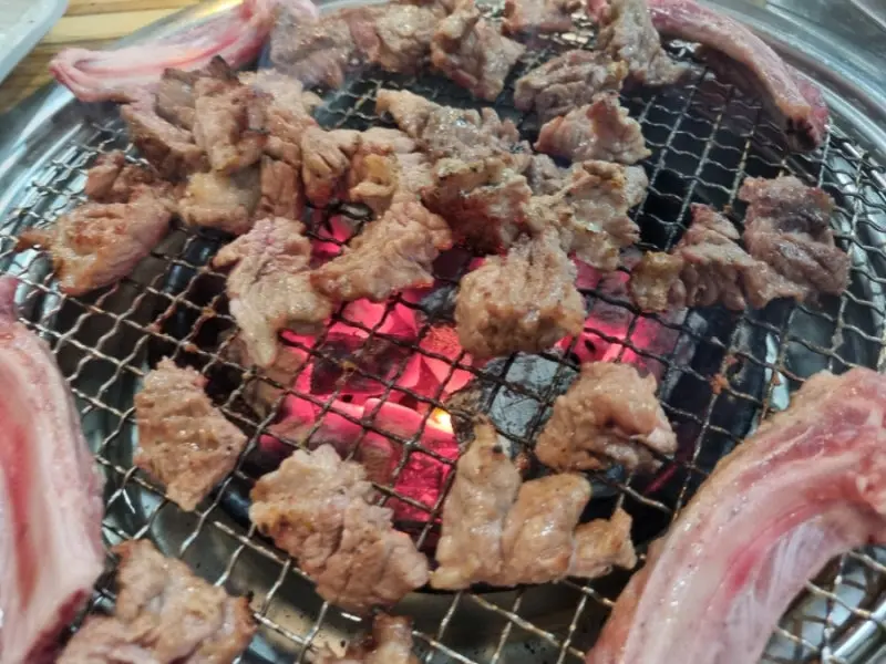 잘게 잘라 숯불에 구워지는 돼지갈비