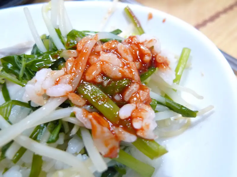 숙주와 복어살을 초고추장에 찍어 먹는 모습