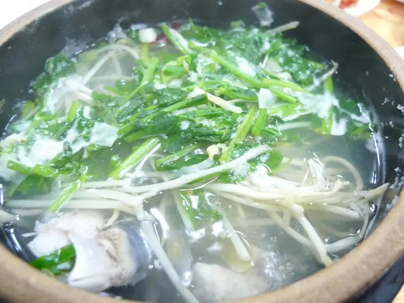 뽀얀 국물과 푸짐한 미나리가 인상적인 복국