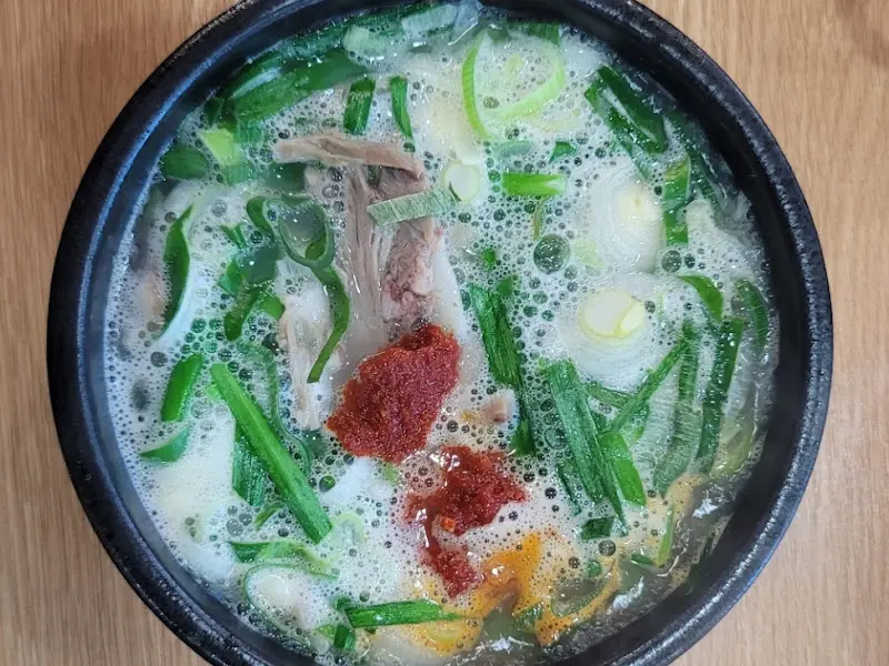 다데기 넣기 전 맑은 국물의 돼지국밥