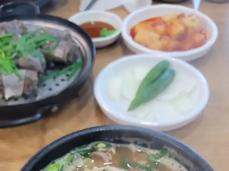 수육과 곁들임 반찬