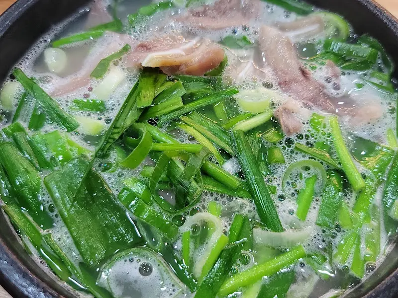 돼지국밥 속 푸짐한 건더기