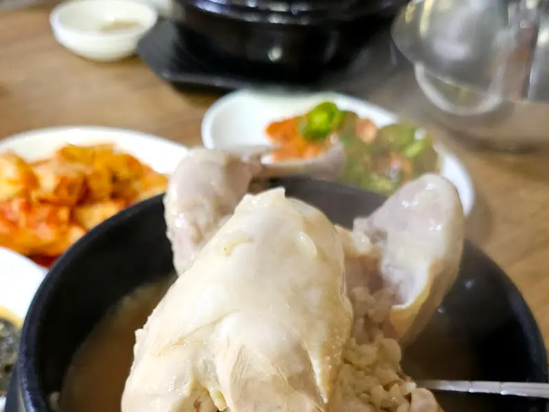 삼계탕과 곁들임 찬