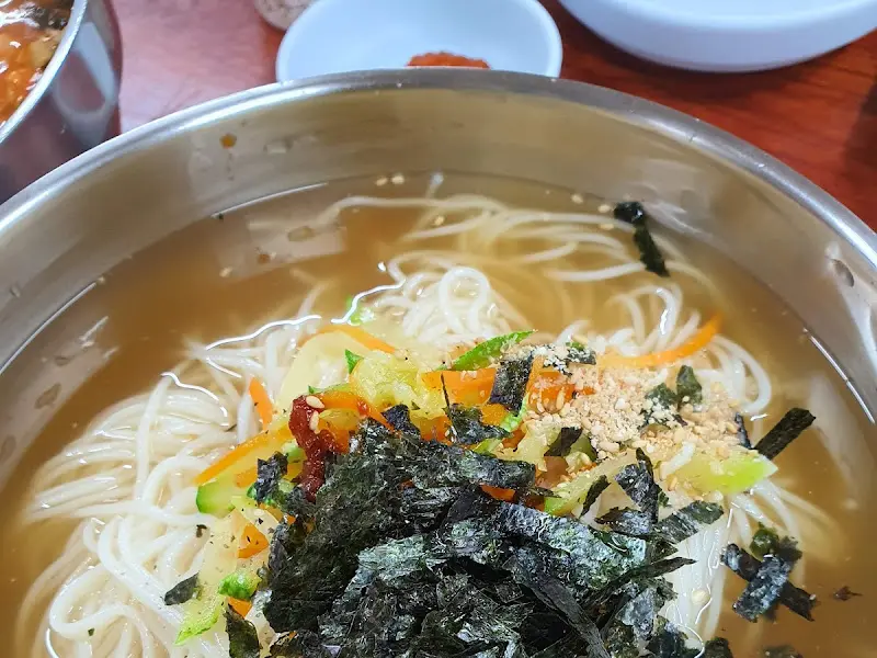 냉잔치국수의 모습. 김가루와 깨소금이 푸짐하게 뿌려져 있다.