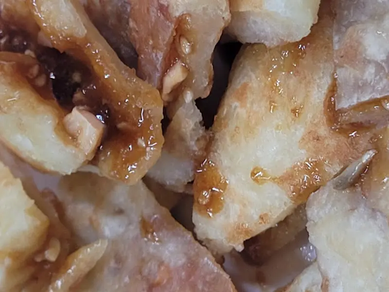 윤기가 흐르는 호떡의 클로즈업 사진.