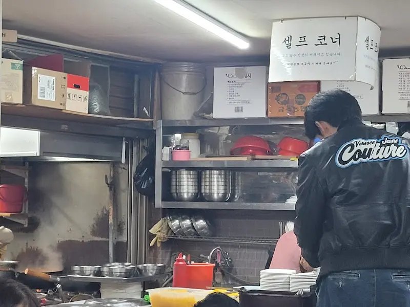 분주하게 움직이는 주방의 모습.