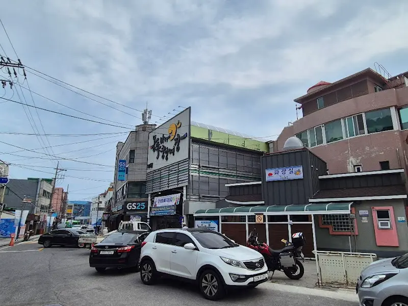 옥이네칼국수 식당 외부 전경.