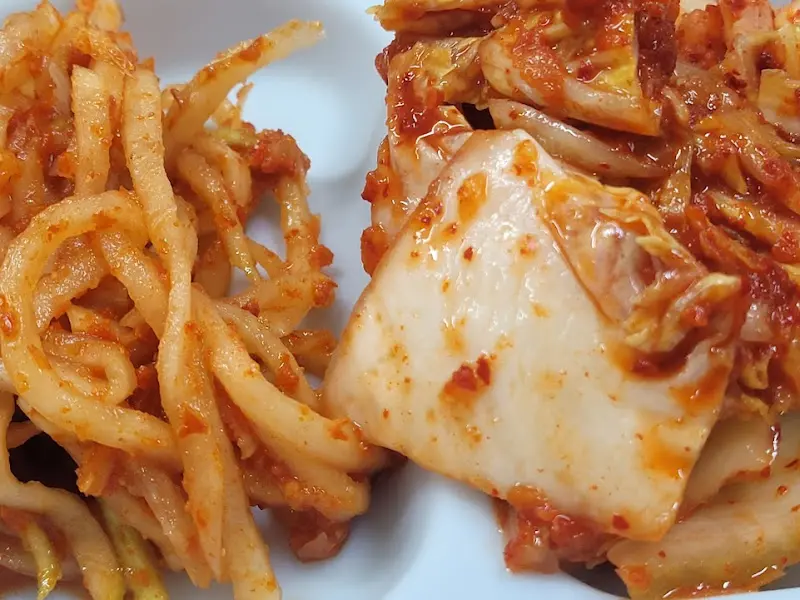 김치와 무생채.