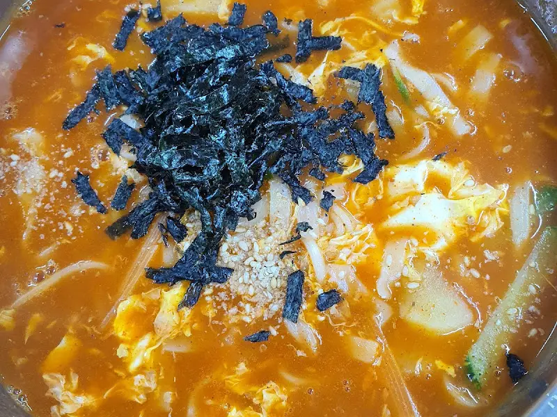 홍합장칼국수의 전체적인 모습.