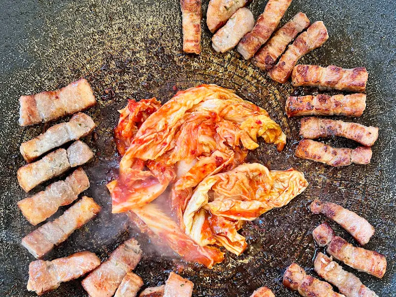 초벌 삼겹살과 김치