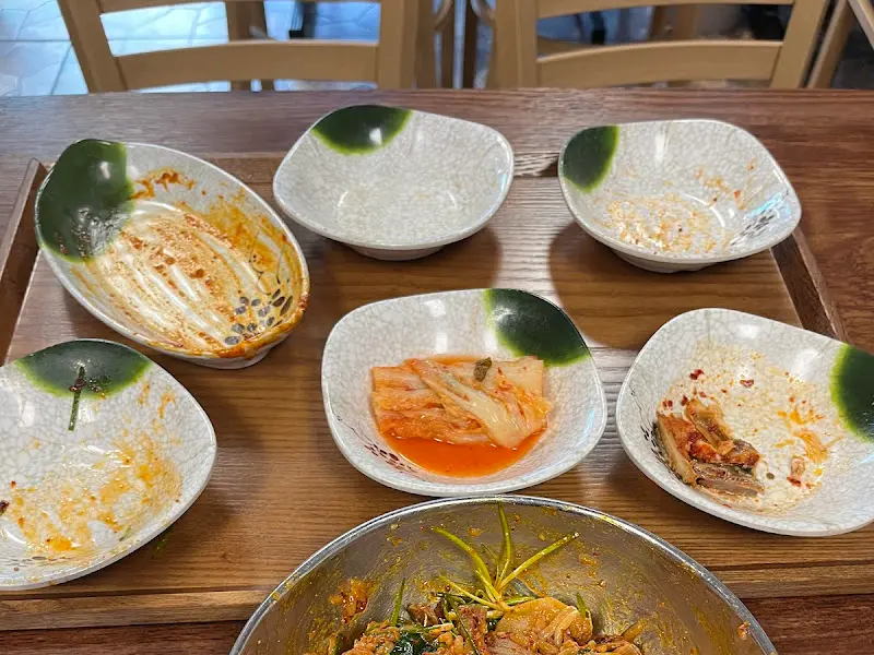 깨끗하게 비워진 그릇