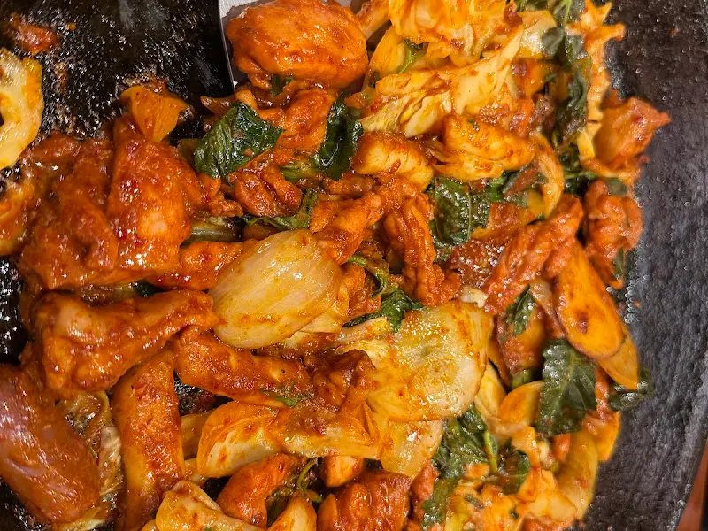 붉은 양념에 먹음직스럽게 버무려진 닭갈비