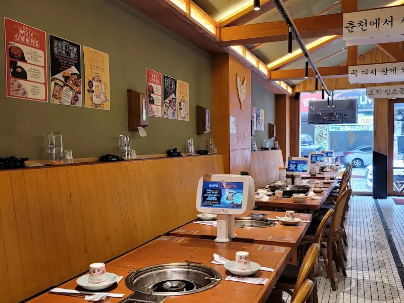 깔끔하고 넓은 매장 내부