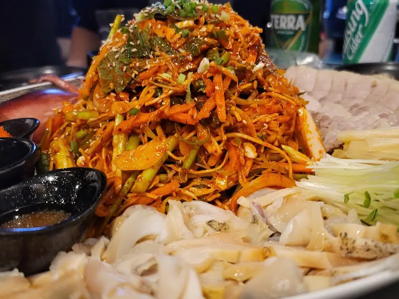 해산물과 야채가 조화롭게 어우러진 육사시미 한 상