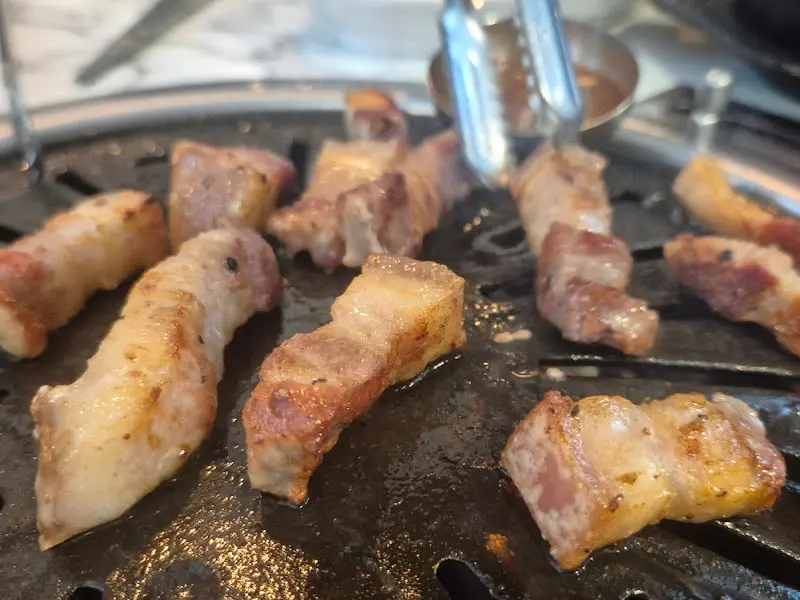 노릇하게 구워진 흑돼지