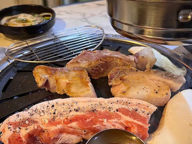 불판 위의 흑돼지