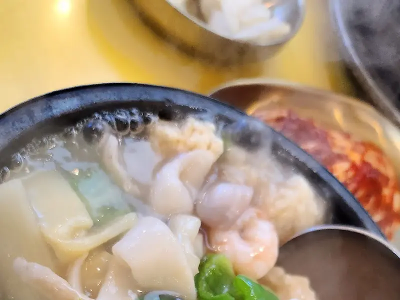 돌솥에 담긴 누룽지탕과 반찬