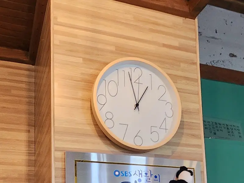 벽에 걸린 시계