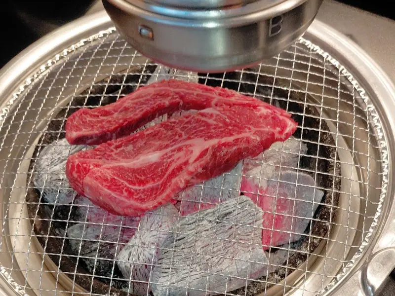 숯불 위에 올려진 꽃등심