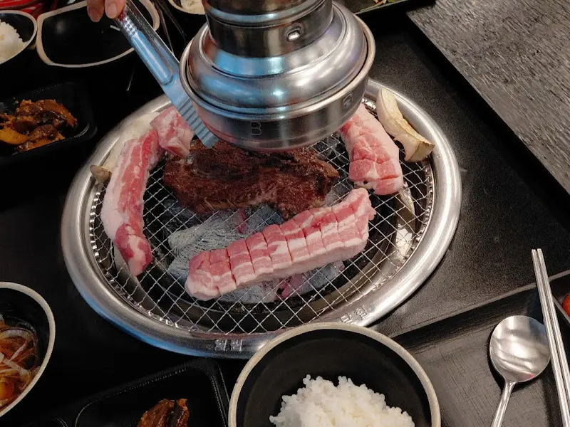 숯불 위에서 익어가는 삼겹살과 꽃등심