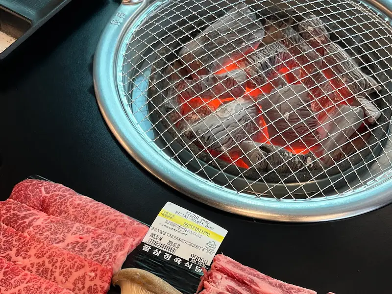 팔삼정육식당 내부