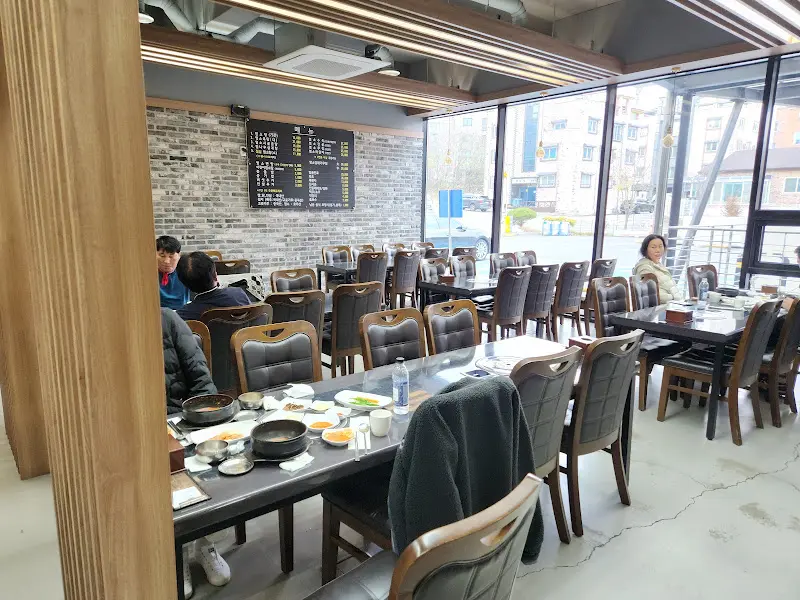 깔끔하고 넓은 홀 내부