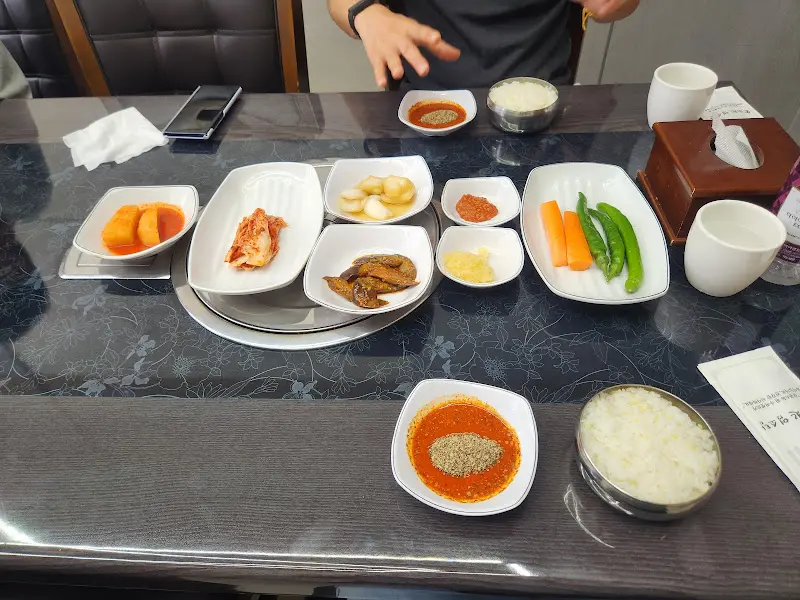 정갈한 밑반찬 구성