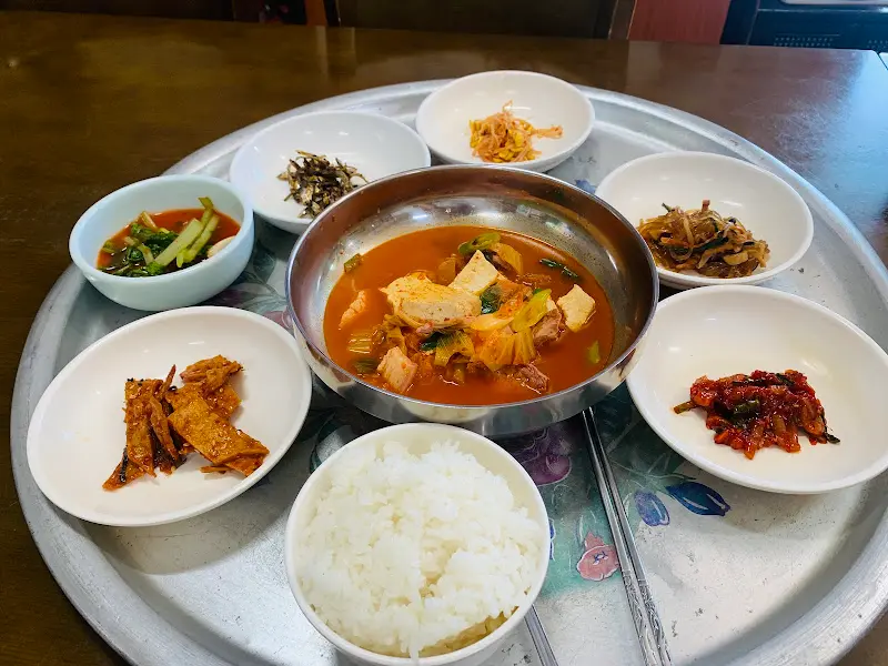 정갈하게 담긴 밑반찬과 김치찌개