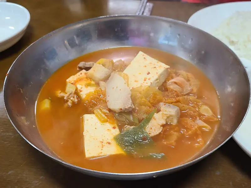 김이 모락모락 나는 김치찌개
