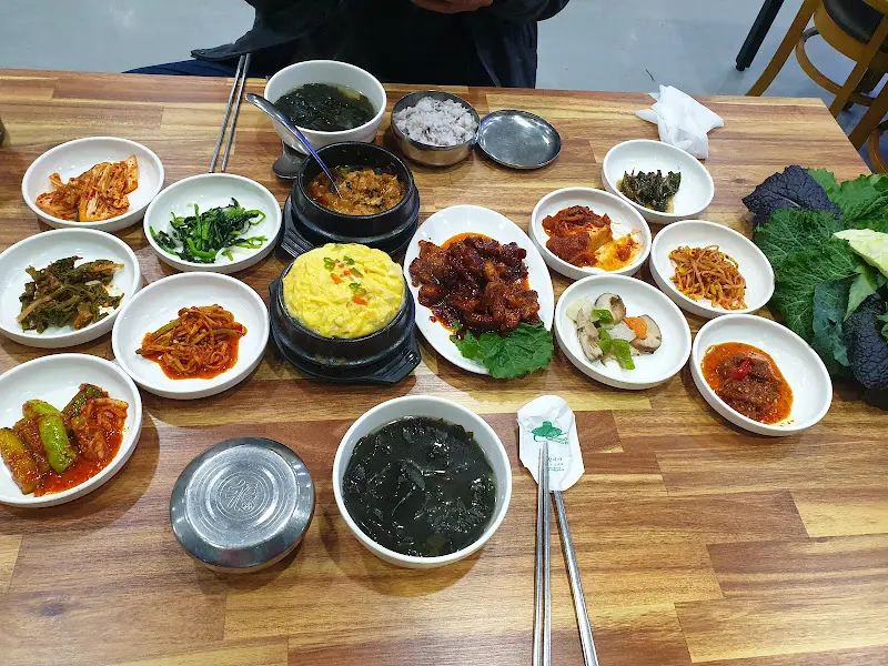 테이블 가득 차려진 우렁제육쌈밥 한 상 차림