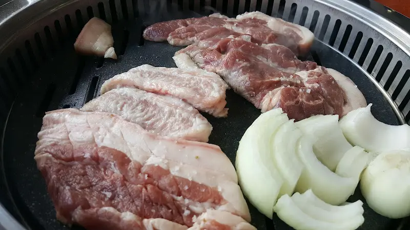 불판 위에 구워지는 꺼먹돼지 생고기