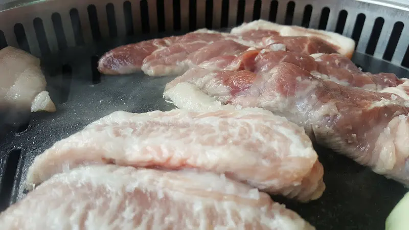 불판 위에서 익어가는 돼지고기