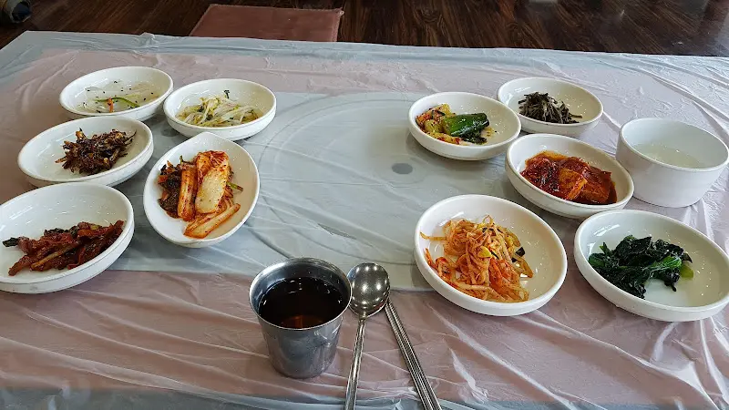 다양한 종류의 반찬들이 테이블 위에 놓여있는 모습