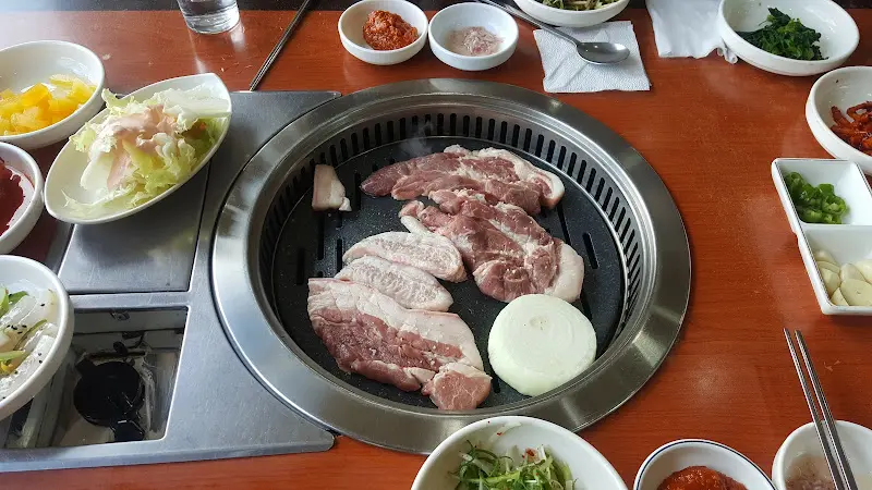 불판 위에서 익어가는 돼지고기와 양파