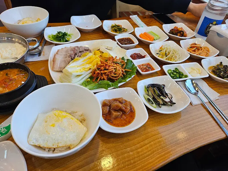 푸짐한 세트 메뉴 한 상 차림