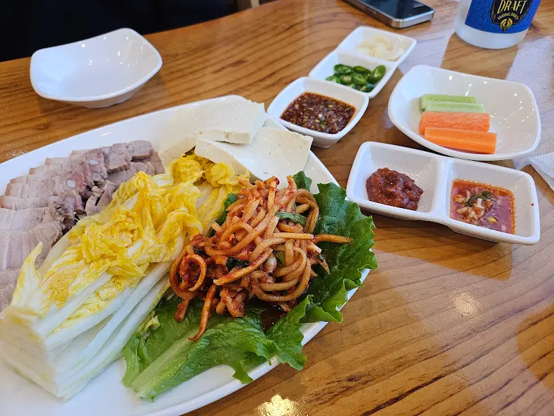 보쌈, 순두부, 보리밥의 환상적인 조화