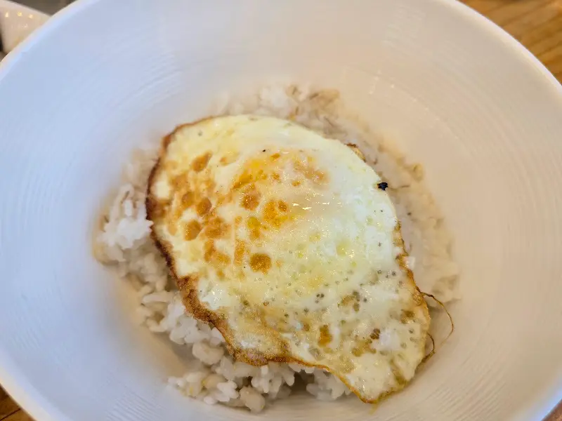계란 프라이가 올라간 보리밥
