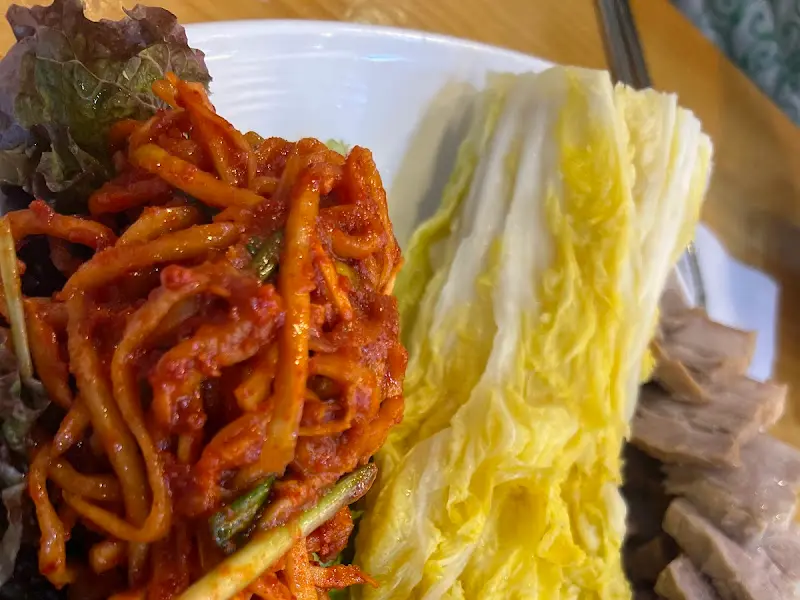 보쌈과 무김치의 환상적인 조합