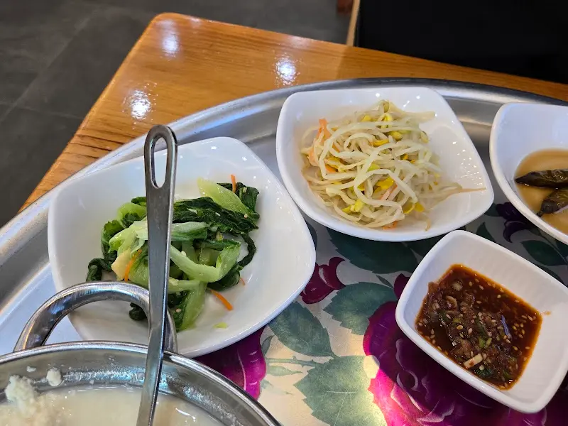 정갈하게 담긴 반찬들