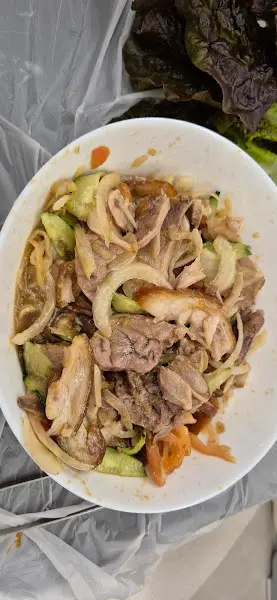 채소와 함께 버무려진 족발