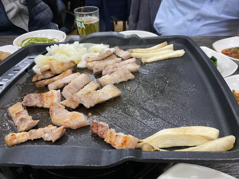 약돌돼지 굽는 모습