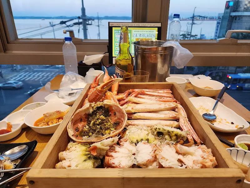 테이블 가득 차려진 음식들