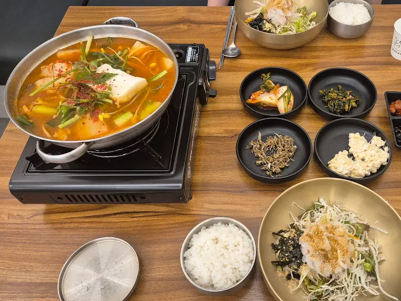 회덮밥과 매운탕 한상차림