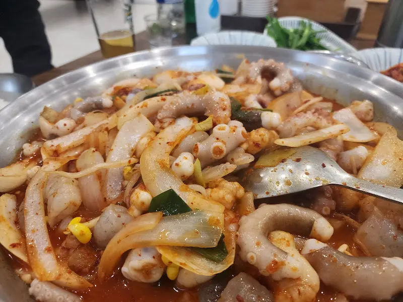 잘 볶아진 낙곱새의 클로즈업 샷. 빨간 양념이 침샘을 자극한다.