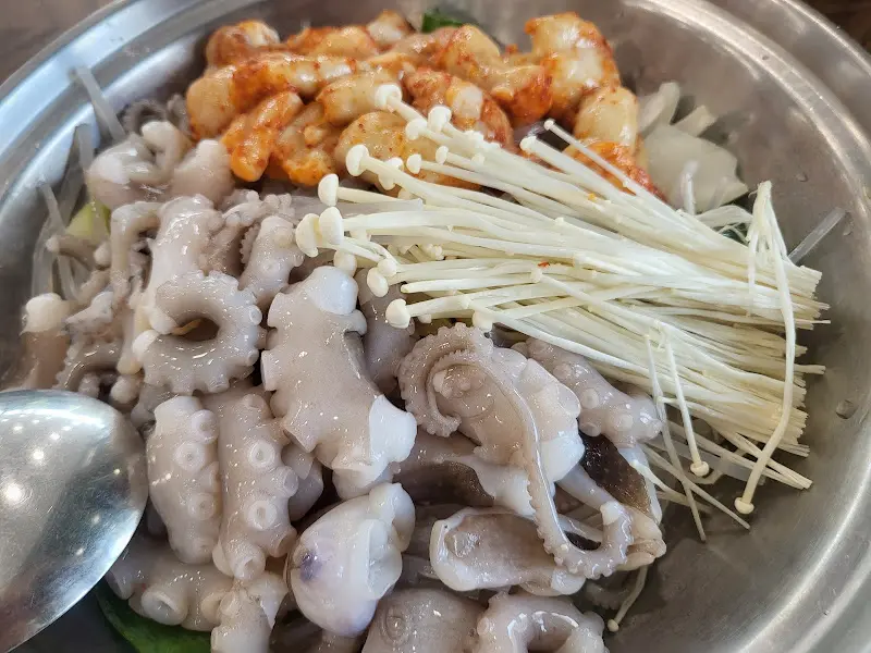 낙지, 곱창, 새우가 듬뿍 들어간 낙곱새. 볶음 요리 특유의 윤기가 식욕을 자극한다.