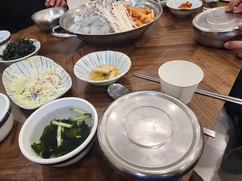 푸짐한 한 상 차림. 메인 메뉴인 낙곱새를 중심으로 다양한 밑반찬이 놓여 있다.