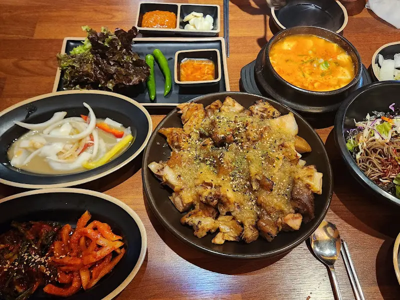 마늘 족발, 막국수, 순두부찌개가 함께 차려진 푸짐한 상차림