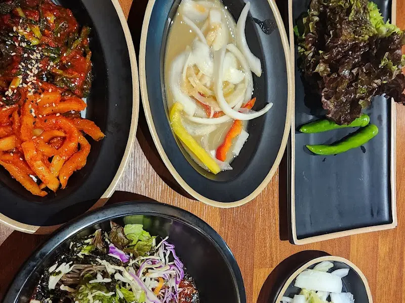 윤기가 흐르는 족발과 신선한 채소들